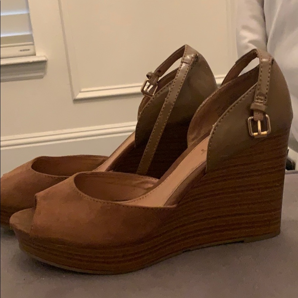 Adorable Report wedges